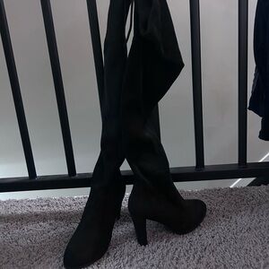 Woman’s size 7 knee high boots